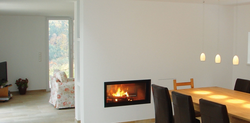 moderner Durchsicht-Heizkamin als Raumteiler
