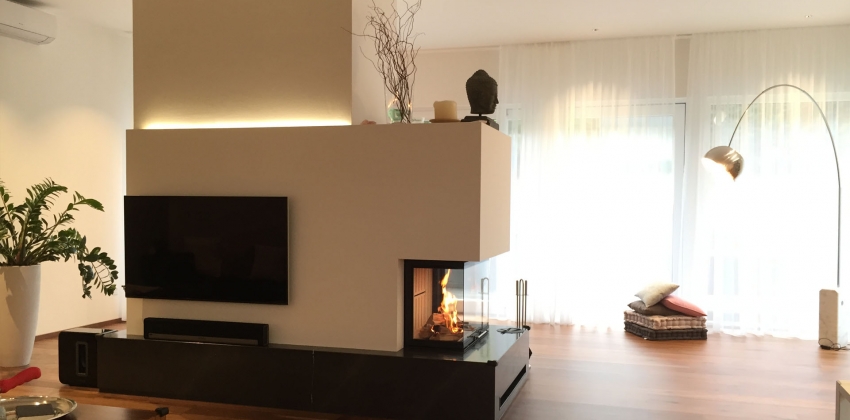 moderner Heizkamin als Raumteiler