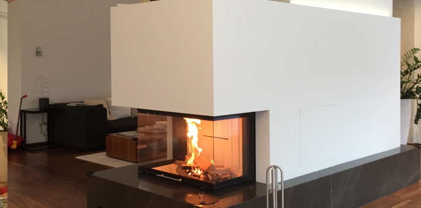 moderner Heizkamin als Raumteiler